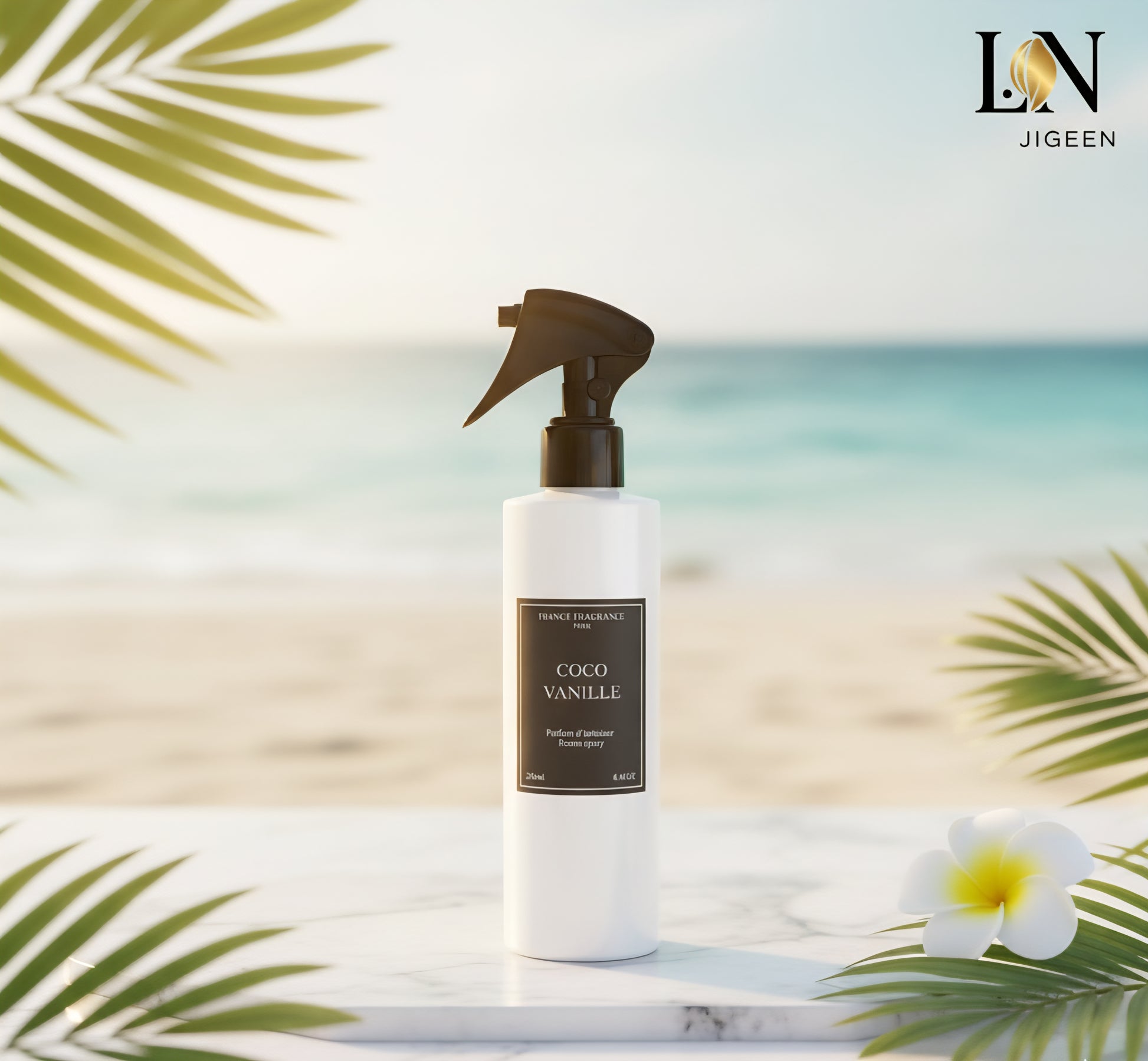 Parfum d'ambiance Coco Vanille de France Fragrance. Un flacon blanc avec un vaporisateur noir, posé sur une surface en marbre blanc, entouré de feuilles de palmier et d'une fleur de frangipanier. En arrière-plan, une plage de sable fin et une mer turquoise. Le logo de la boutique jigeen.fr est visible en haut à droite.