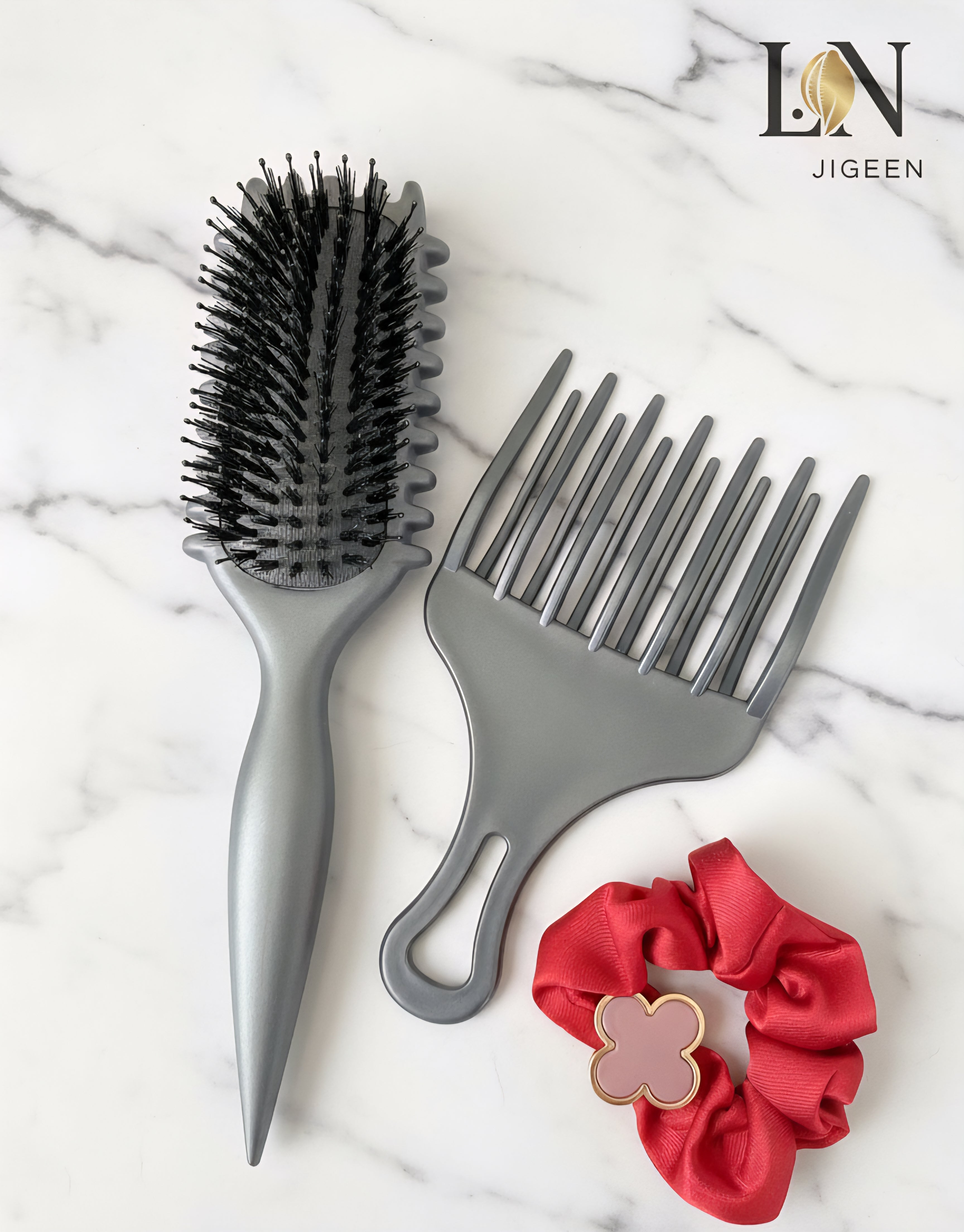 <img src="brosses-peignes-chouchou-cheveux-boucles-afro.webp" alt="Kit de brosse démêlante et peigne afro pour cheveux bouclés, frisés et crépus, avec chouchou en satin doux.">
