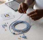 création artisanale baya perles de reins femme noire bijou personnalisé perles bleues dorées LN JIGEEN