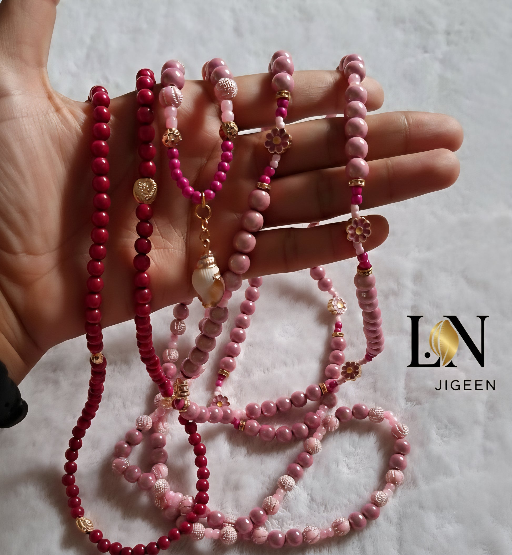 Perles de hanche de lingerie en perles de coquillage portées par mannequin vue de face en gros plan | Bijou de corps intime artisanal L.N Jigeen 