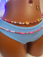 Parure de Reins NAOMI – Duo de Perles Rose Poudré & Cauris Dorés | L’Ornement de la Reine