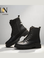 <img src="URL_de_votre_image_produit.jpg" alt="Bottines femme L'Audacieuse en simili cuir noir avec lacets et semelle crantée" title="Bottines L'Audacieuse">
