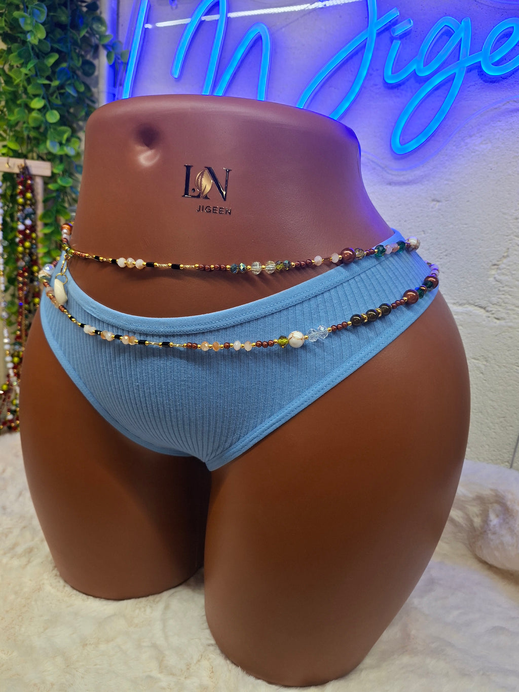 Parure de Reins SAHARA – Duo de Hanche Solaire & Cauri | L’Ornement Suprême pour vos Courbes