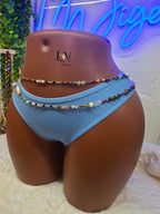 Parure de Reins SAHARA – Duo de Hanche Solaire & Cauri | L’Ornement Suprême pour vos Courbes