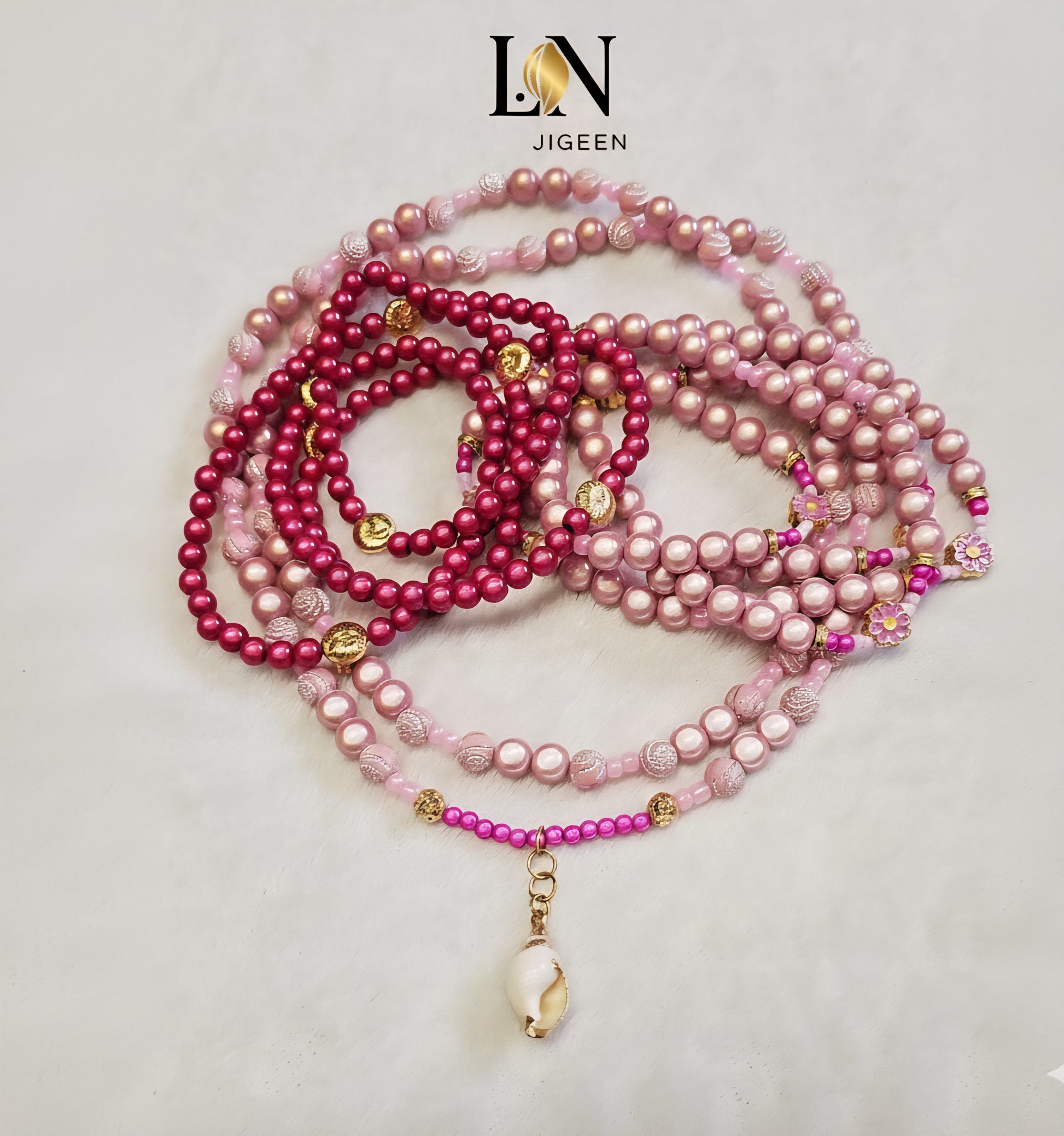 Perles de hanche de lingerie en perles naturelles avec coquillage portées sur le ventre | Bijou de corps luxueux L.N Jigeen 