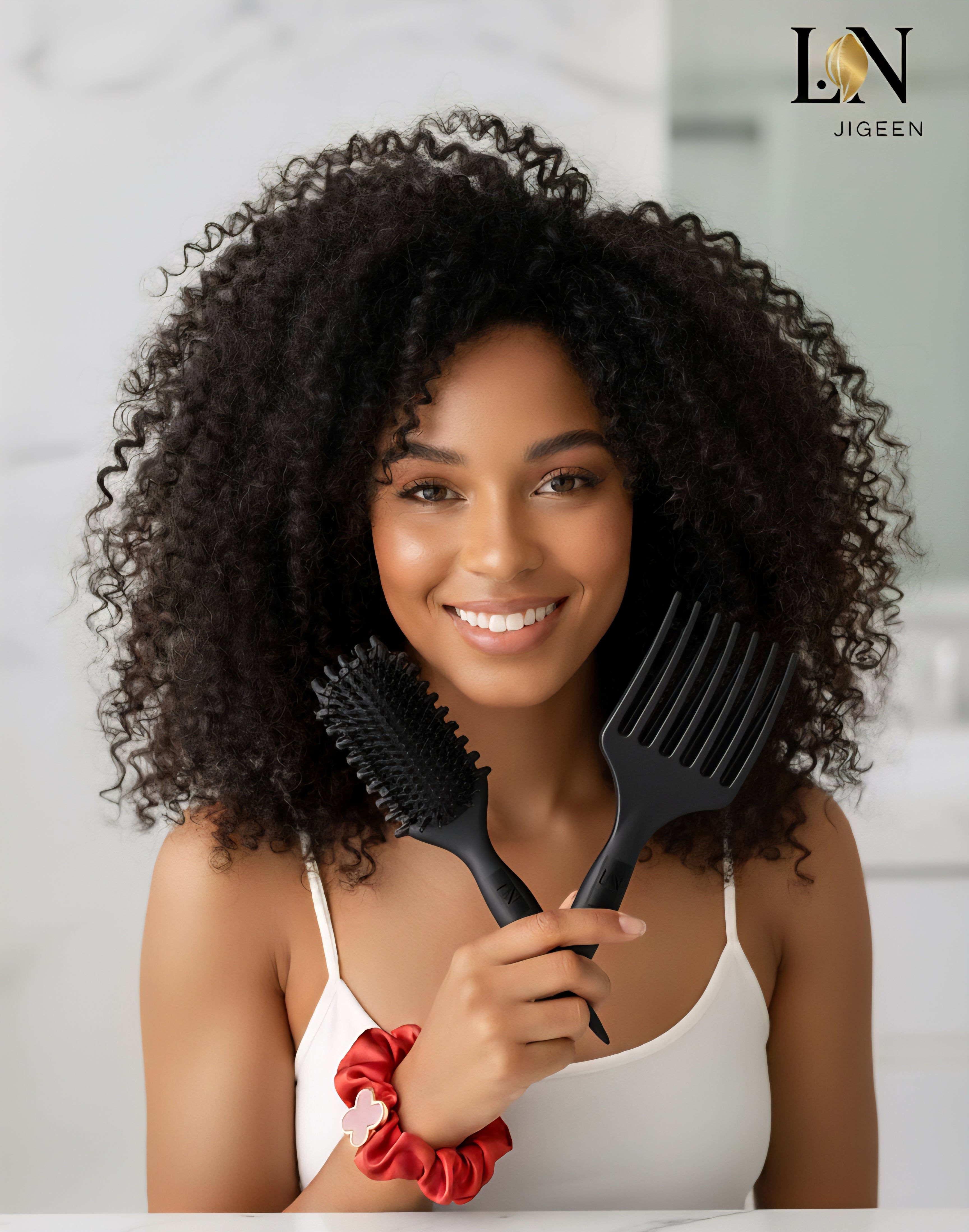 <img src="rn-image_picker_lib_temp_45ec7d15-ef45-46ac-ae46-81bced18ec5c.jpg" alt="Femme souriante aux cheveux bouclés, tenant une brosse démêlante et un peigne afro noirs, avec chouchou en satin.">
