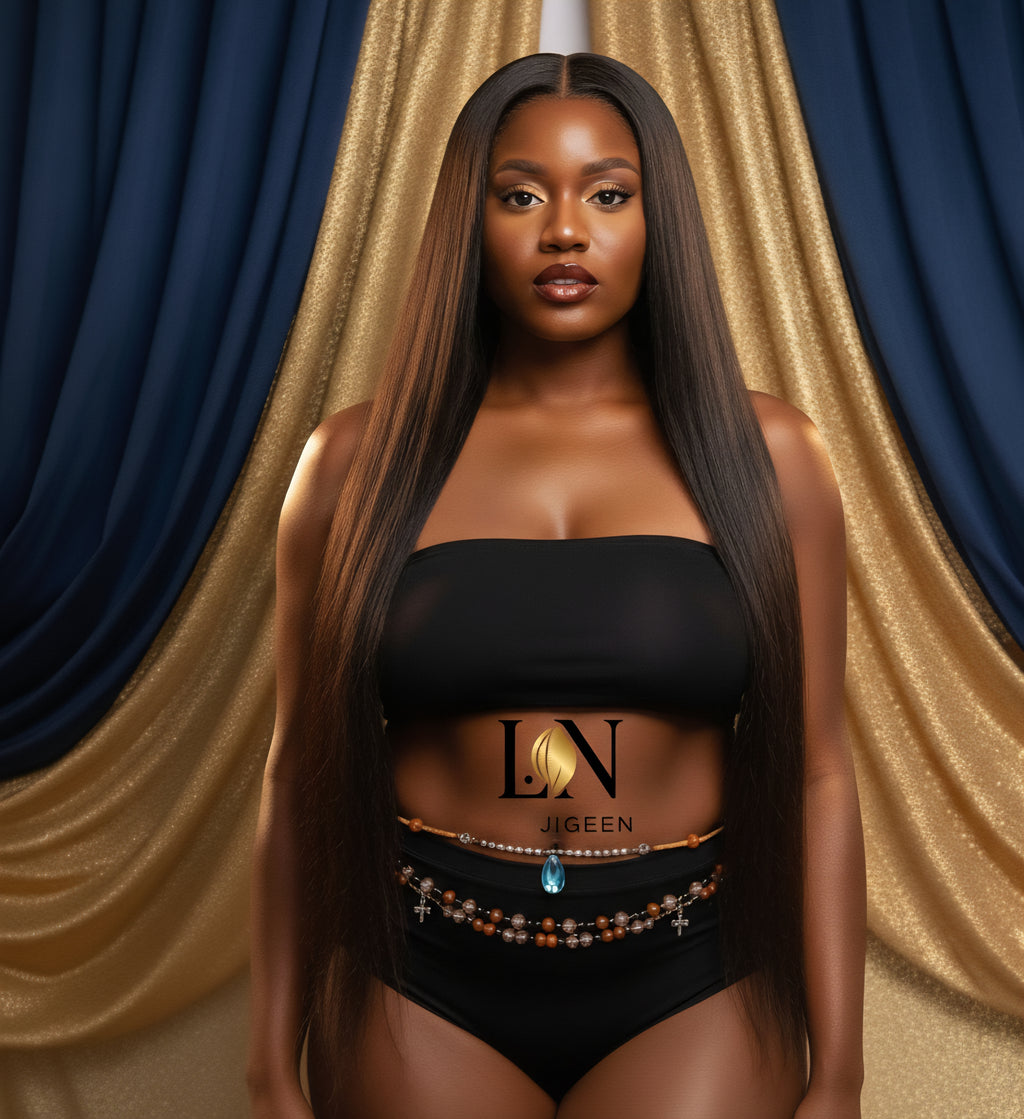 Perles de reins Baya artisanales portées par un modèle aux formes voluptueuses, d'inspiration Reine de Saba. Coiffure lisse et chic. Bijou composé de trois rangées de perles dans les tons terre, rose poudré et noir. Logo de la marque affiché.