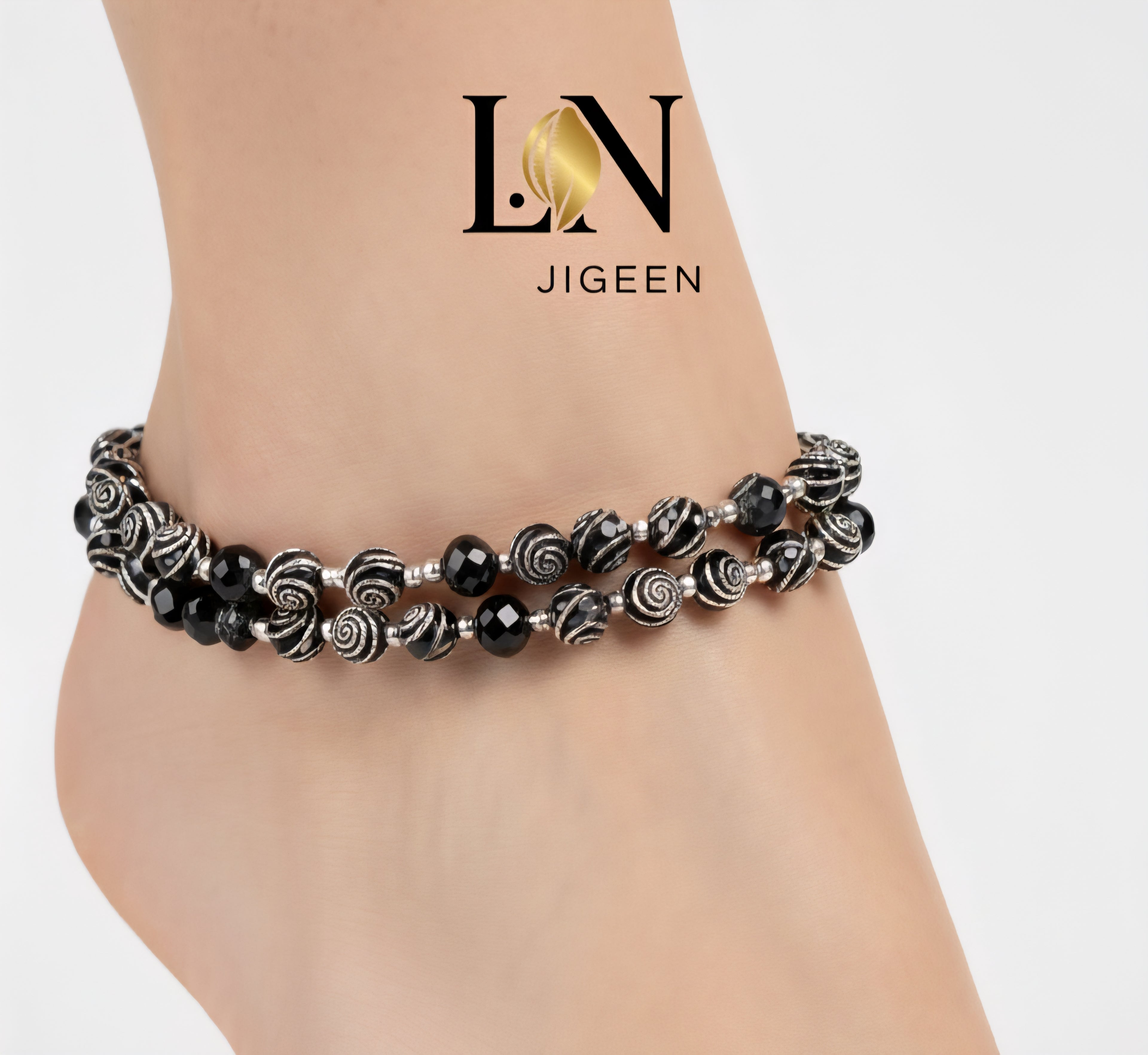 Bracelet de Cheville Ethnique Chic – Motif Ancestral & Perles Noires – L.N Jigeen