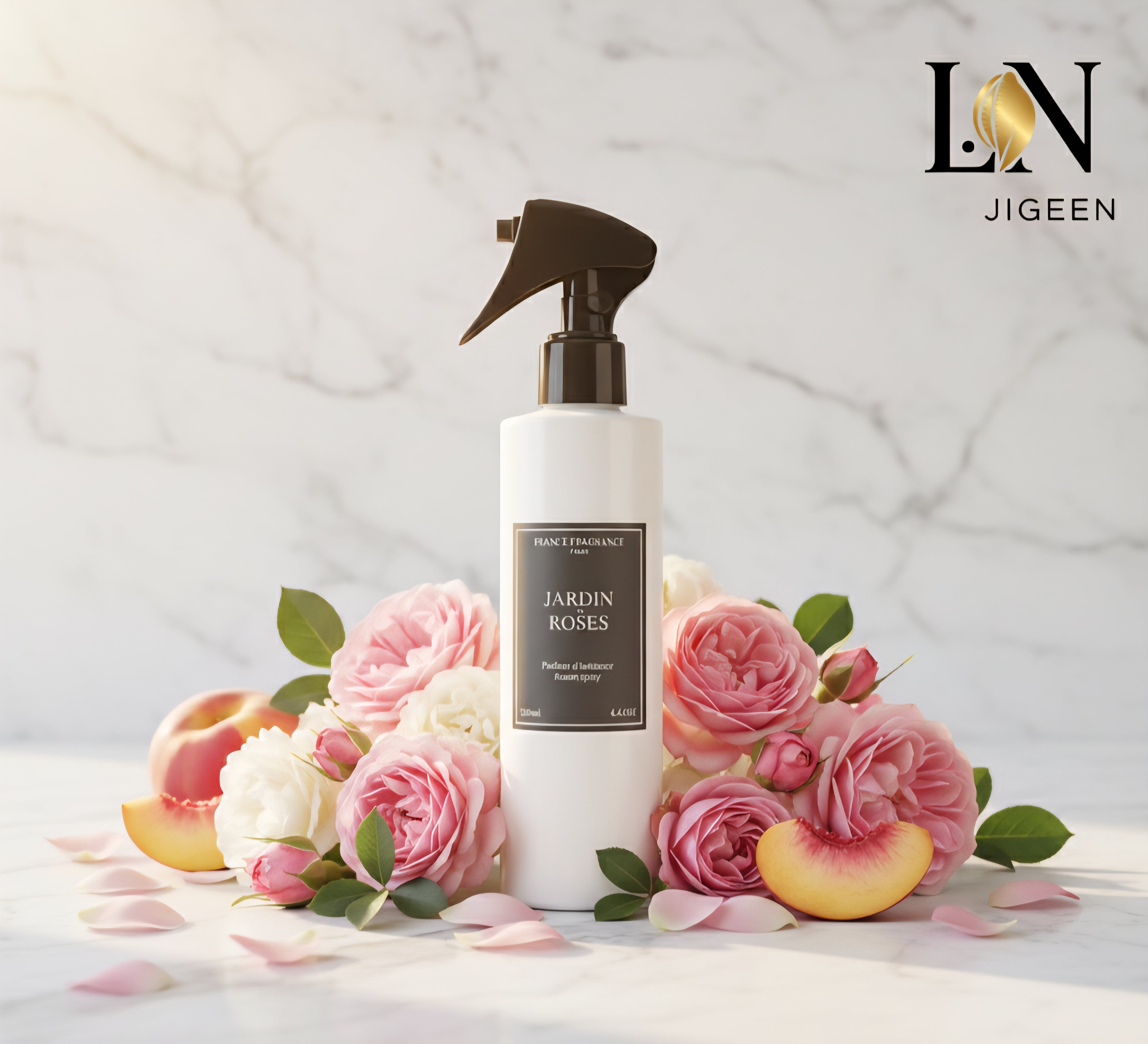 Parfum d'ambiance Jardin Roses de France Fragrance. Le flacon blanc avec son vaporisateur noir est posé sur une élégante table en marbre clair. Des pétales de roses rose pâle, ainsi que des roses entières et des feuilles vertes, sont dispersées sur la surface. Le logo de la boutique jigeen.fr est présent dans le coin supérieur droit de l'image.