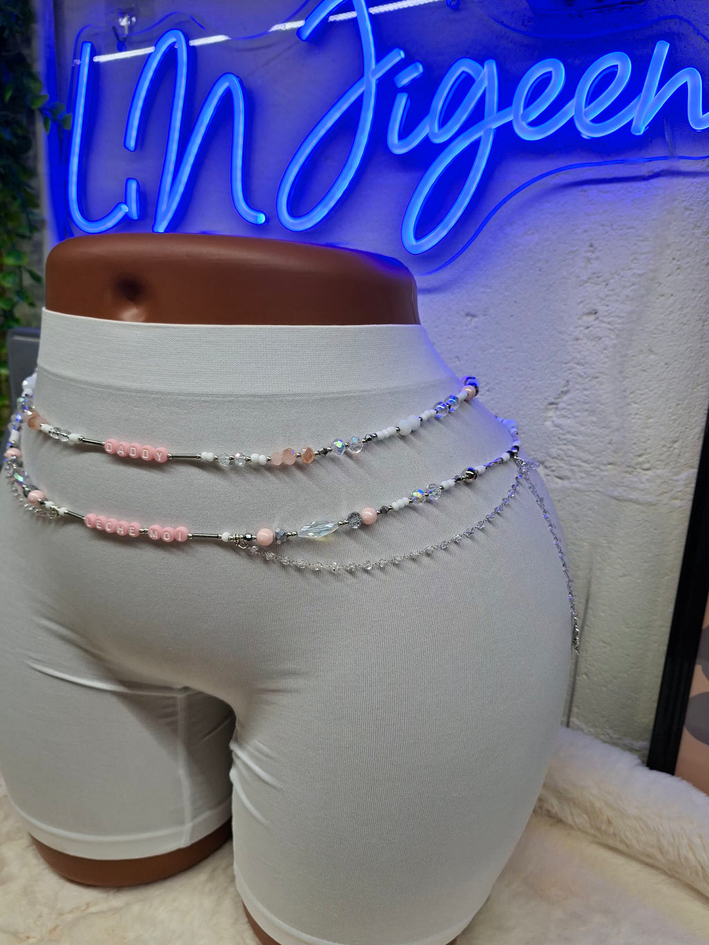 Bijou de Corps "LA SOUMISE" – Parure de Taille Érotique "Daddy, Lèche-moi" | Chaîne de Hanches & Fessier Unique Fait Main