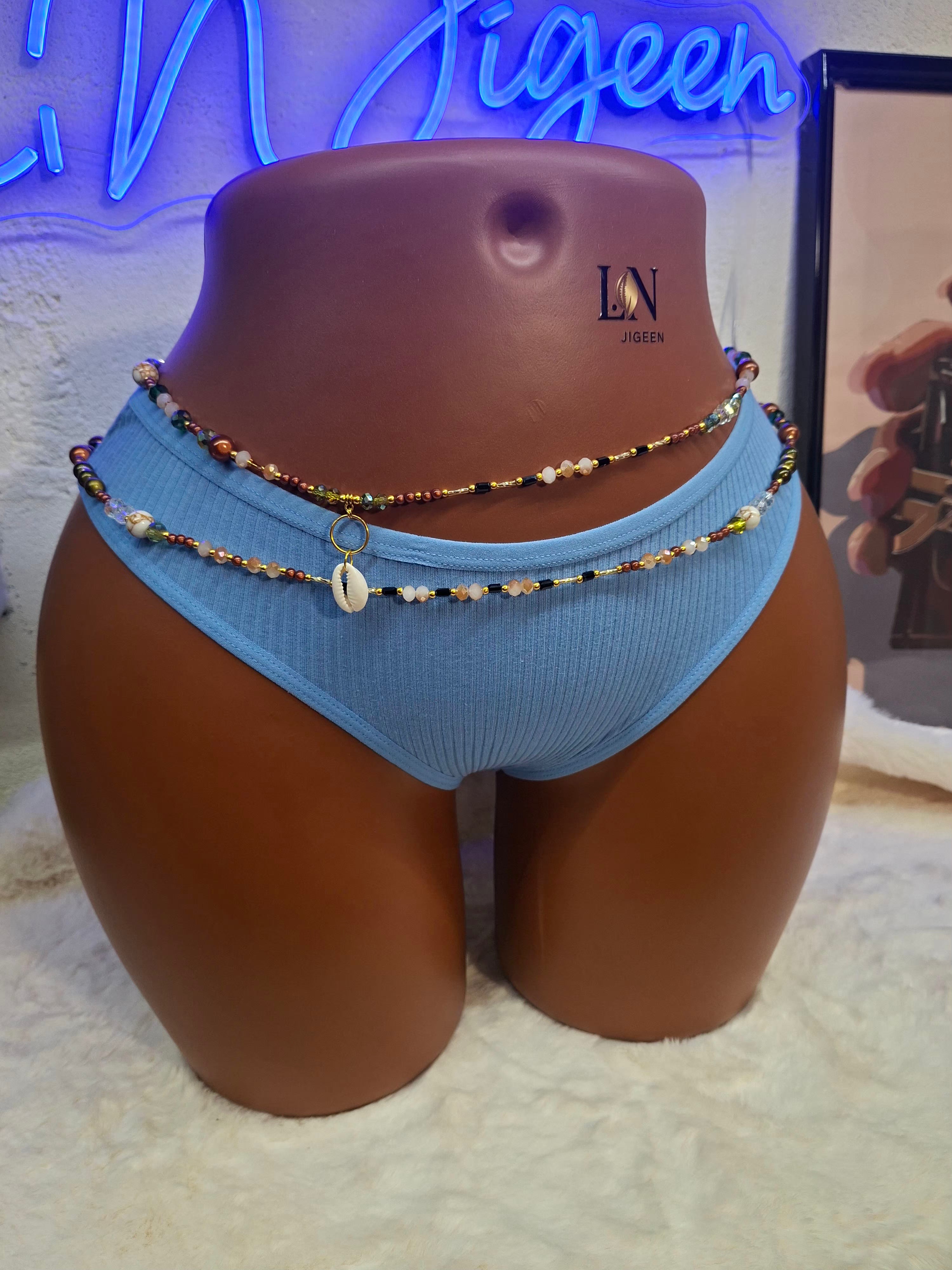 Parure de Reins SAHARA – Duo de Hanche Solaire & Cauri | L’Ornement Suprême pour vos Courbes