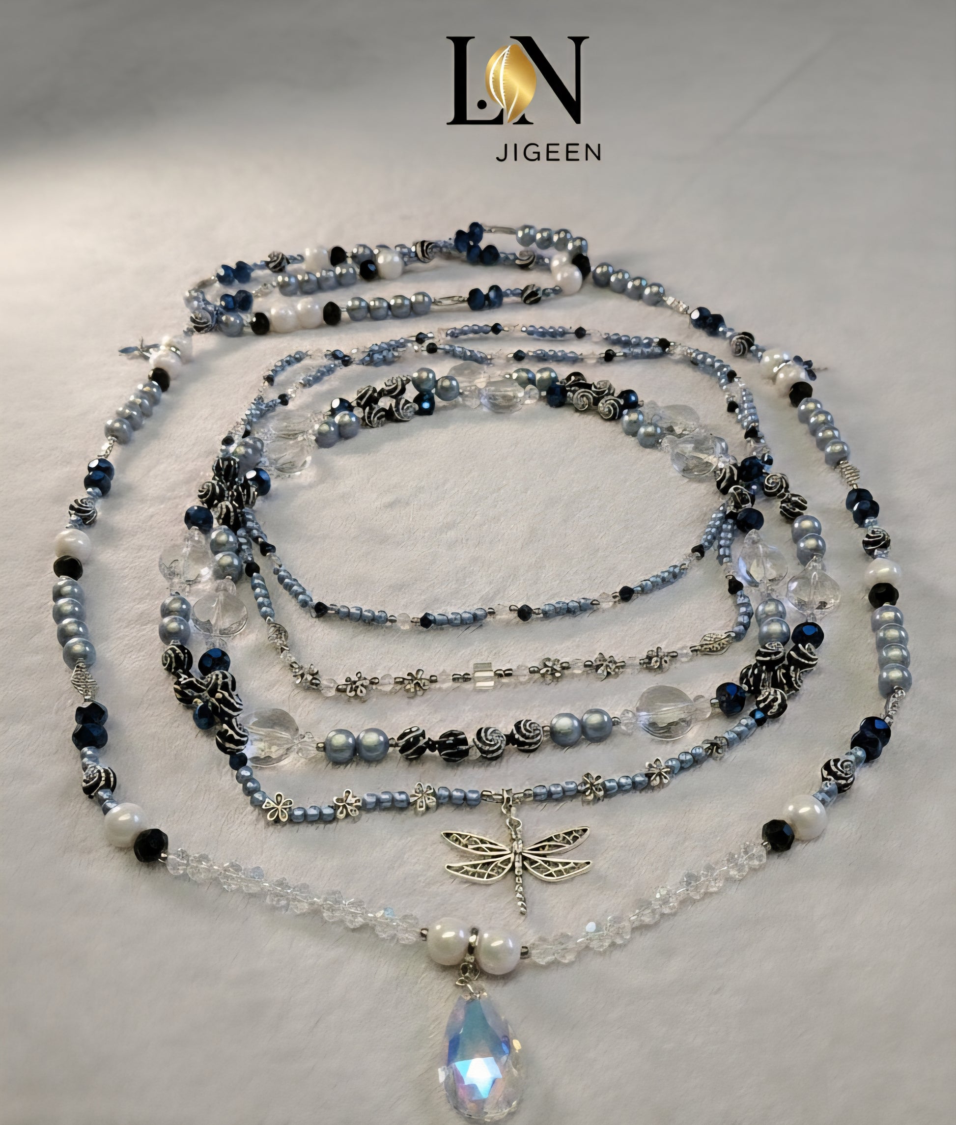 Perle de hanche ou chaîne de taille multicouche taille 42-44, bleue et blanche avec perles nacrées, perles de cristal, chaînes fantaisie et breloque libellule argentée, ornée d'un grand pendentif goutte en cristal irisé. Idéal pour être porté au niveau de la hanche.