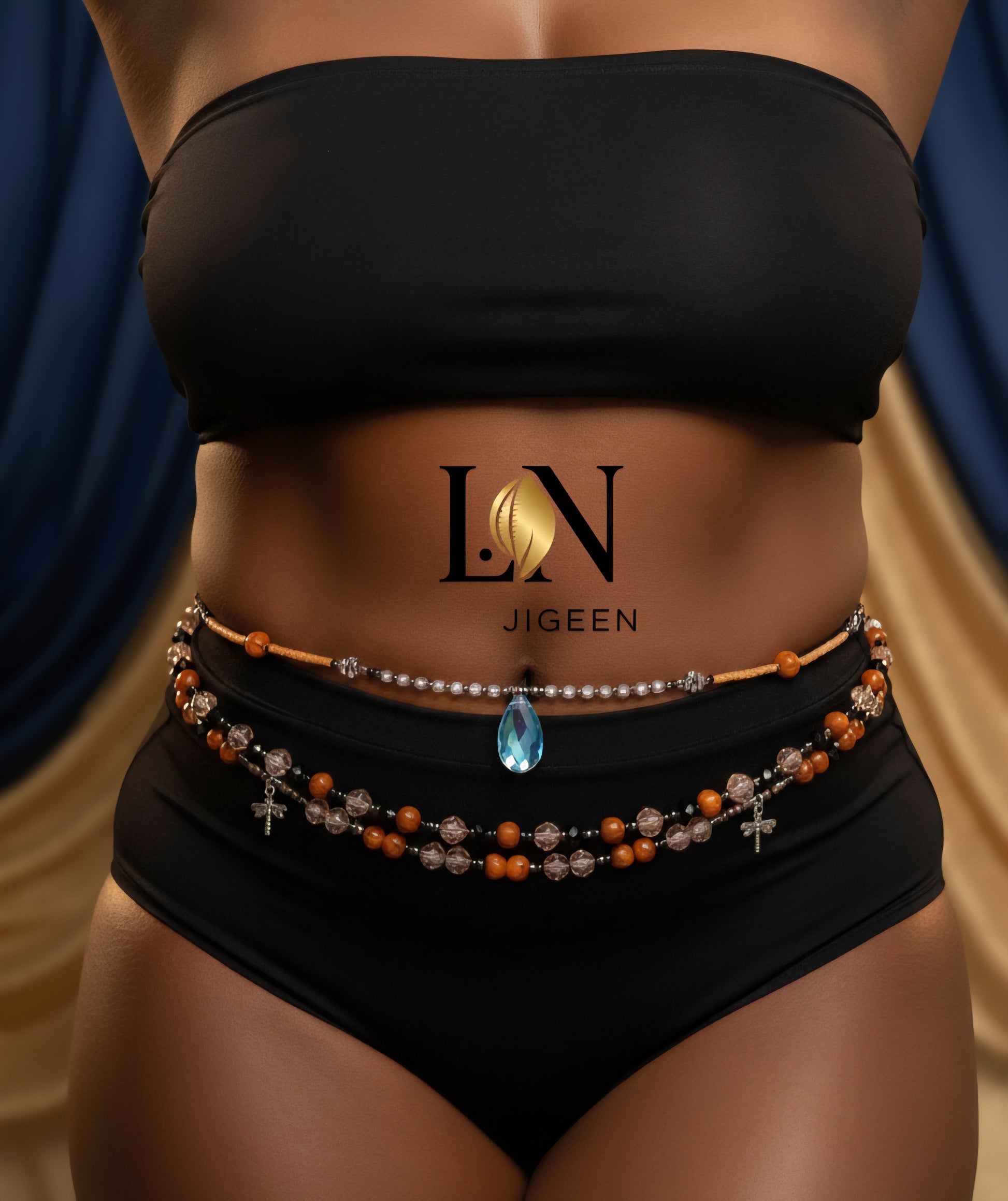 Gros plan professionnel sur trois rangées de perles de reins baya portées au niveau du ventre, mettant en valeur un pendentif central. Bijou artisanal aux perles dans les tons terre, rose poudré et noir. Idéal pour boutique en ligne. Logo de la marque affiché.