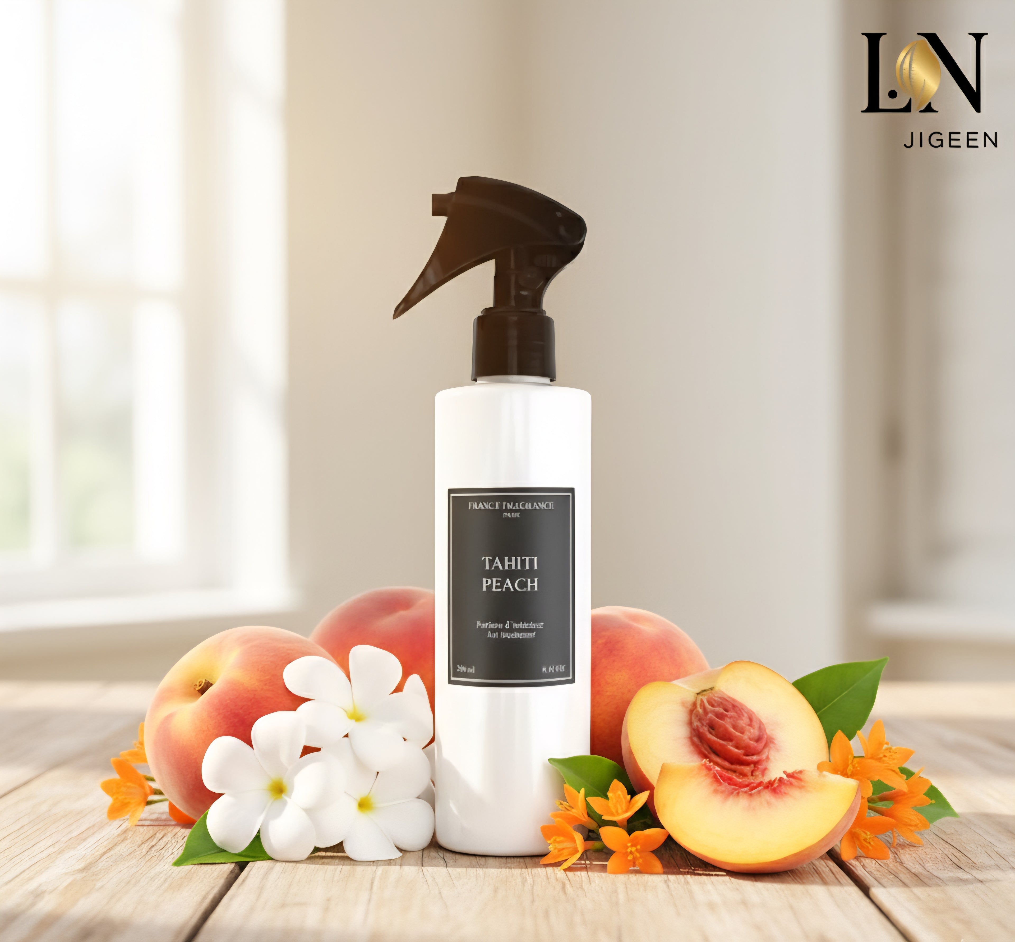 Parfum d'ambiance Tahiti Peach de France Fragrance. Un flacon blanc avec vaporisateur noir est posé sur une table en bois clair, entouré de pêches fraîches coupées et entières, ainsi que de fleurs de frangipanier blanches et de petites fleurs orangées. En arrière-plan, une fenêtre lumineuse donne sur l'extérieur. Le logo de la boutique jigeen.fr est visible en haut à droite.