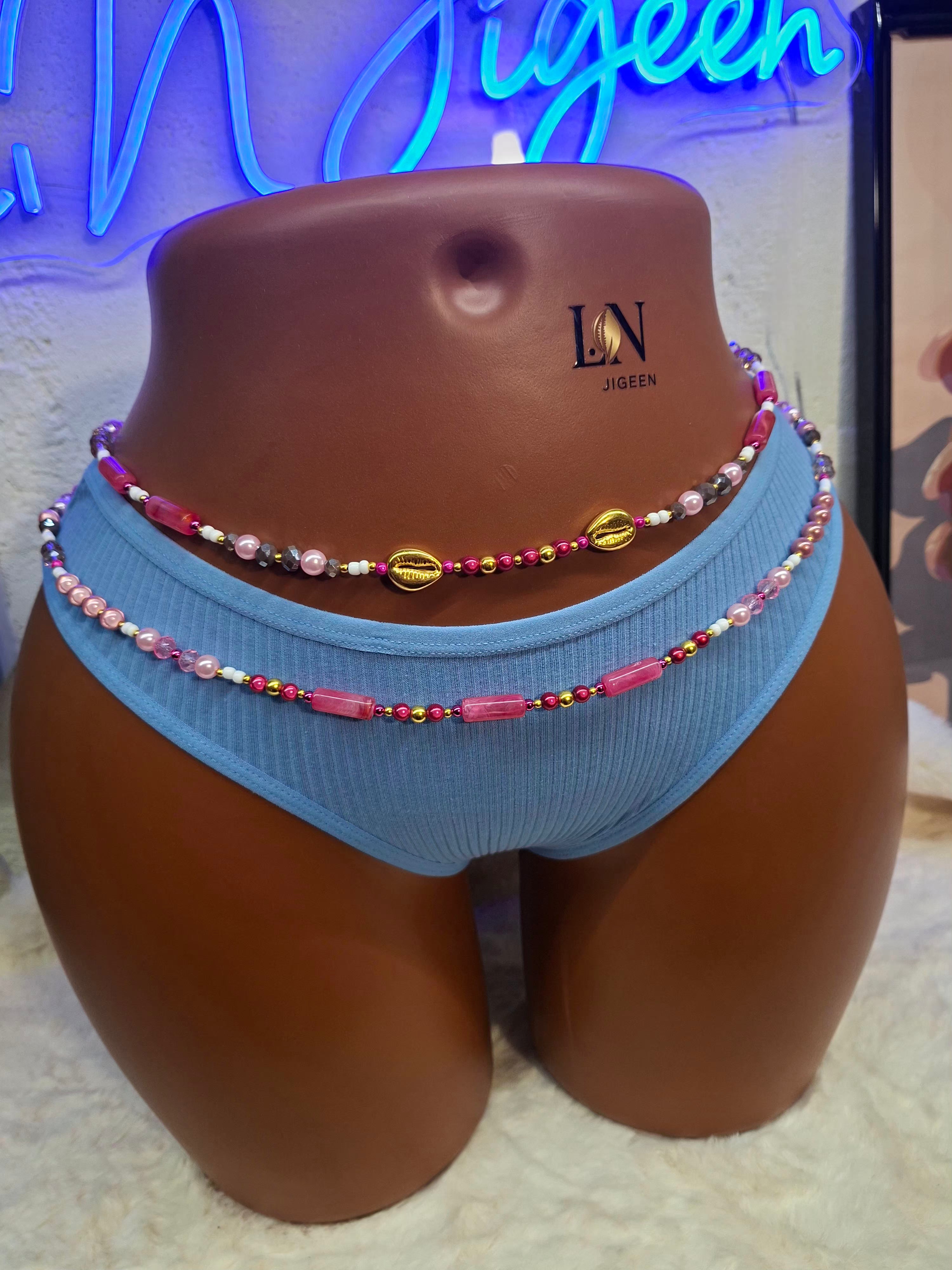 Parure de Reins NAOMI – Duo de Perles Rose Poudré & Cauris Dorés | L’Ornement de la Reine